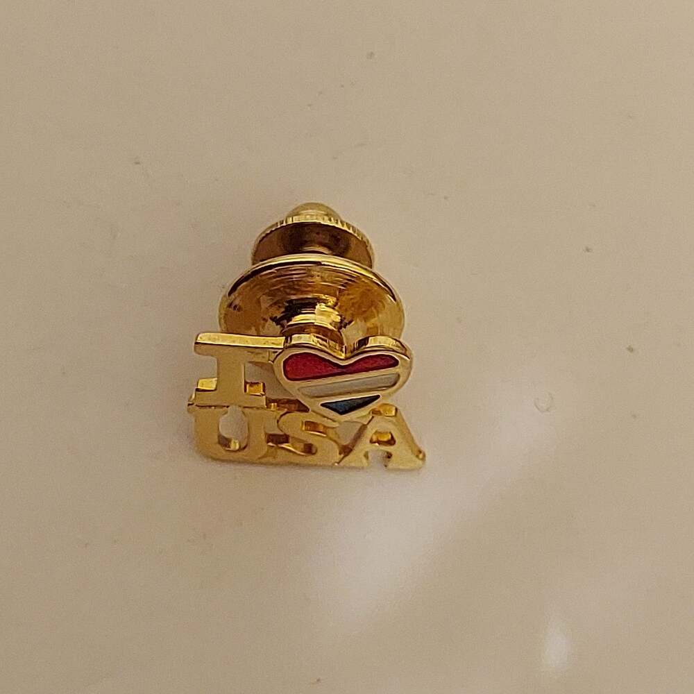 Avon I Heart USA Patriot Gold Tone Lapel Pin